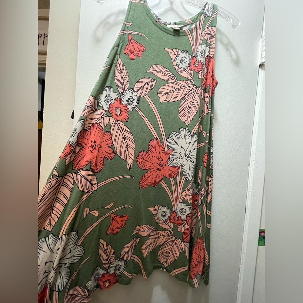 XSP LOFT OUTLET SWING DRESS. TANK SLEEVE. OLIVE GREEN BASE WITH FLORAL PTRN